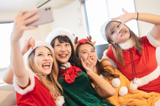 日本年青人在聖誕時通常會去看聖誕燈飾或到迪士尼遊玩，亦有些人會和三五知已搞聖誕派對。